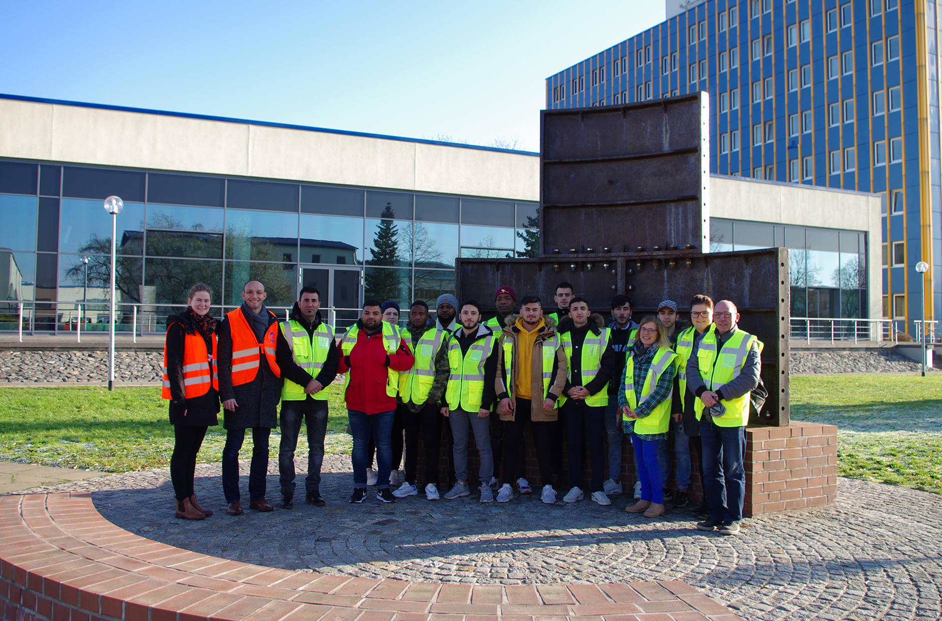 Teilnehmer des HaBi-Projektes beim Rundgang auf dem Firmengelände der SCHACHTBAU NORDHAUSEN GmbH