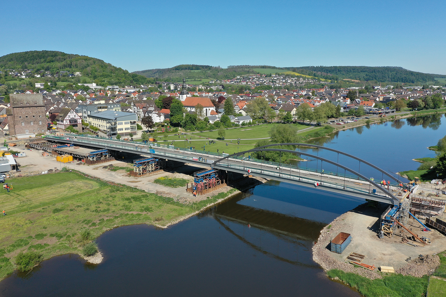 Querverschub des Ersatzneubaus der Weserbrücke Beverungen am 07. Mai 2020